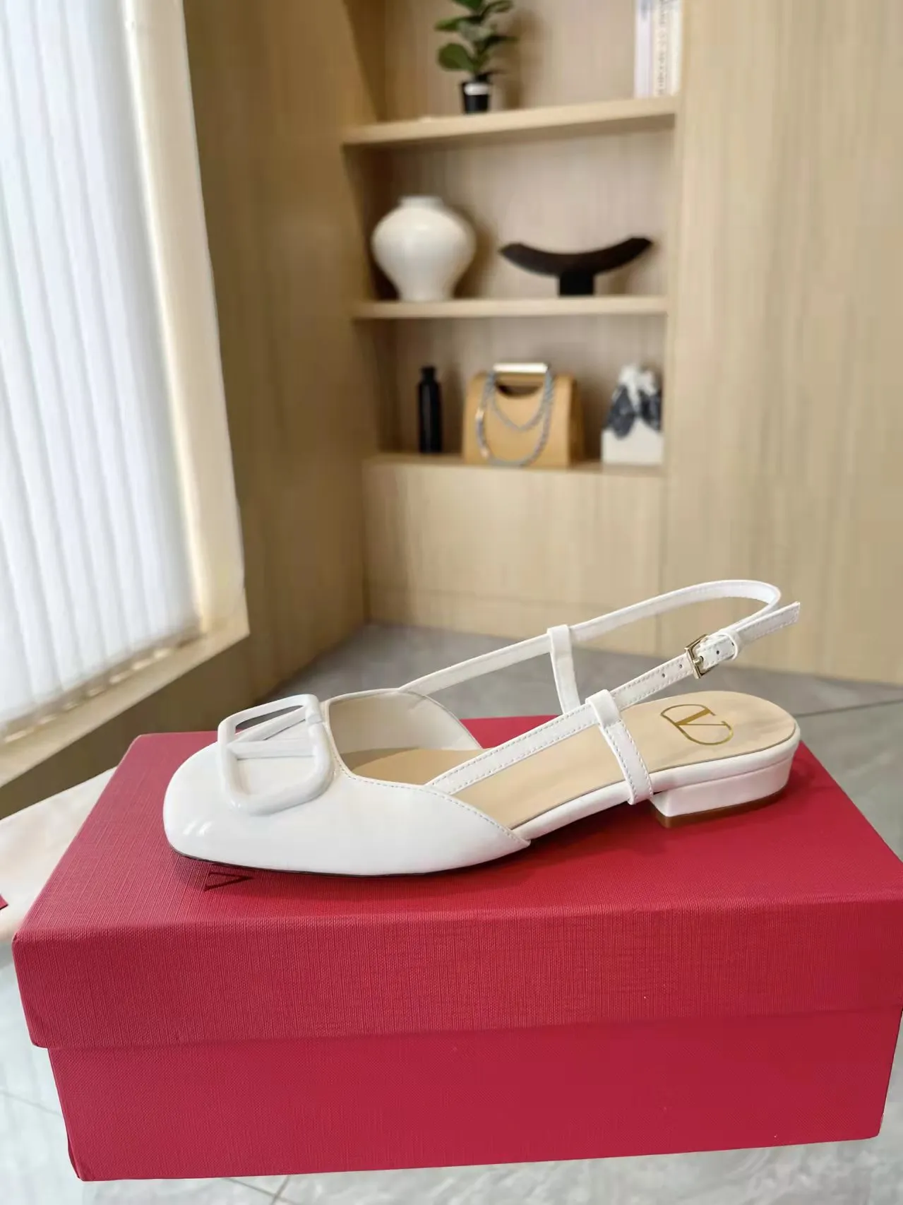 👟👟Ex-factory price 400👟👟 Genuine leather sole +40 Top version 𝑉𝐴𝐿𝐸𝑁𝑇𝐼𝑁𝑂 Valentino new spring and summer women's back hollow new sandals. Unique V-buckle hardware accessories bring out a full sense of luxury. The new season will live up to expectations! Worth buying★Absolutely high-grade❥Original method, Absolutely sensual❥Elegant style, creating a different feeling, simple and elegant style!  Code number: 35-41 (34-42 customized, non-returnable) Fabric: Imported sheepskin Inner foot pads: Inner sheepskin Heel height: 2 cm Leather outsole Rubber outsole